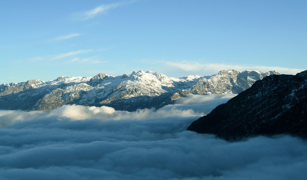 Туман у подножия гор