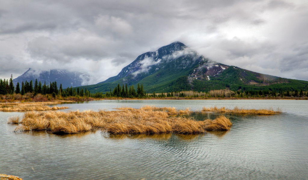 Горные вершины в облаках
