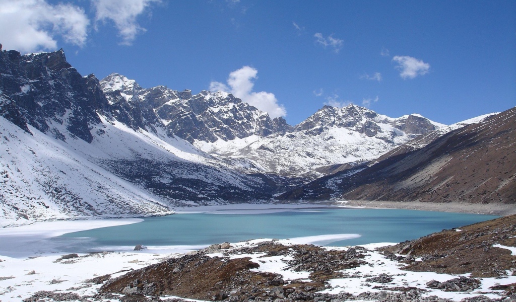 Горы и озеро