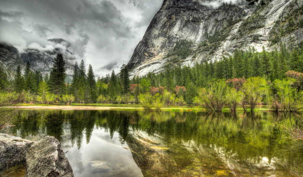 Горы и озеро