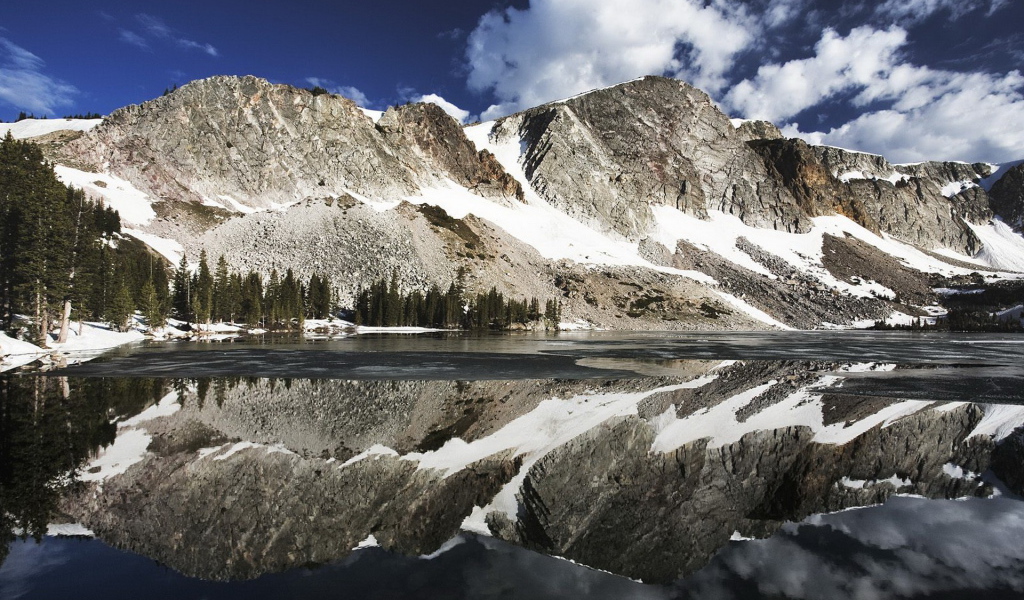 Горы и озеро