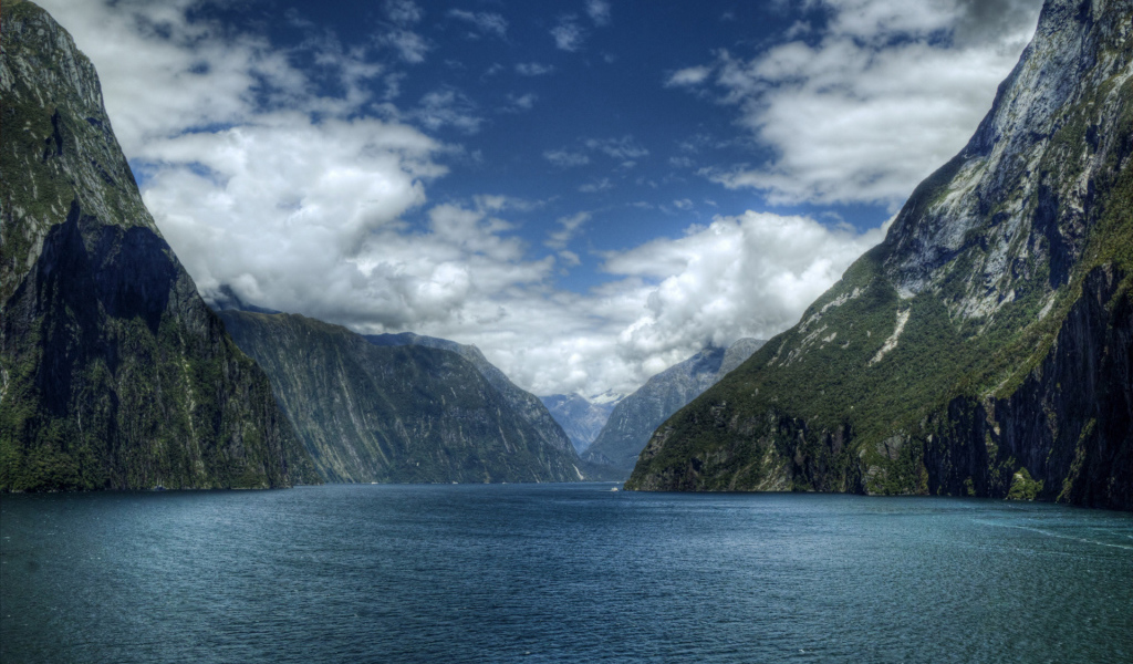 Горы и река