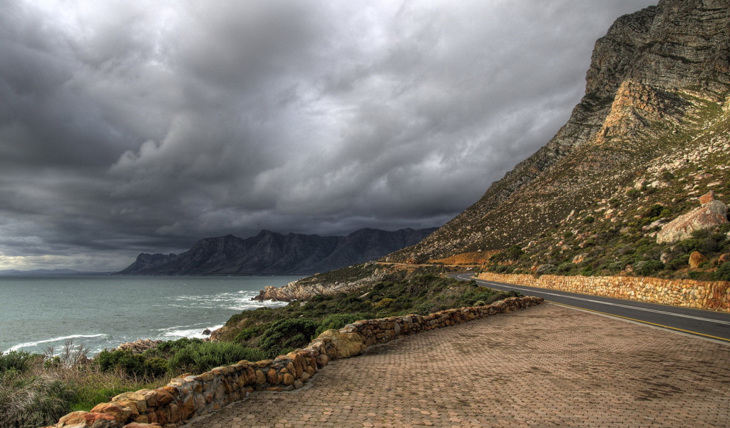 Горы и море