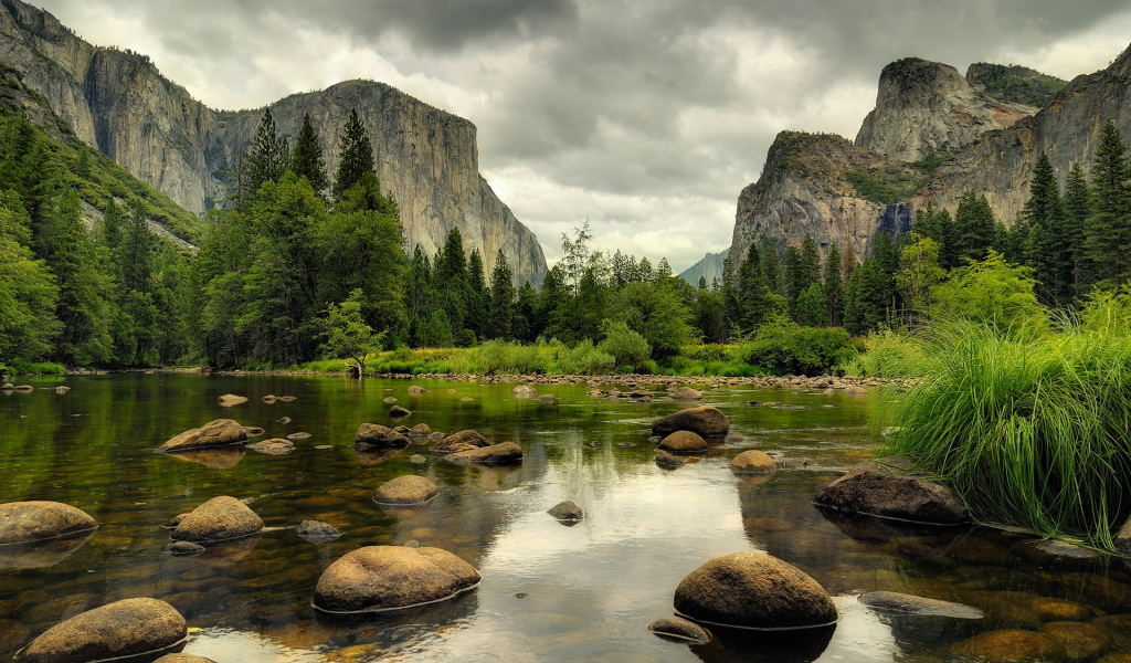 Речка среди гор