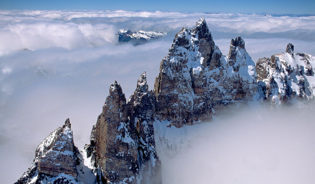Скалы над облаками