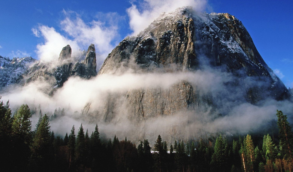 Скалы в тумане