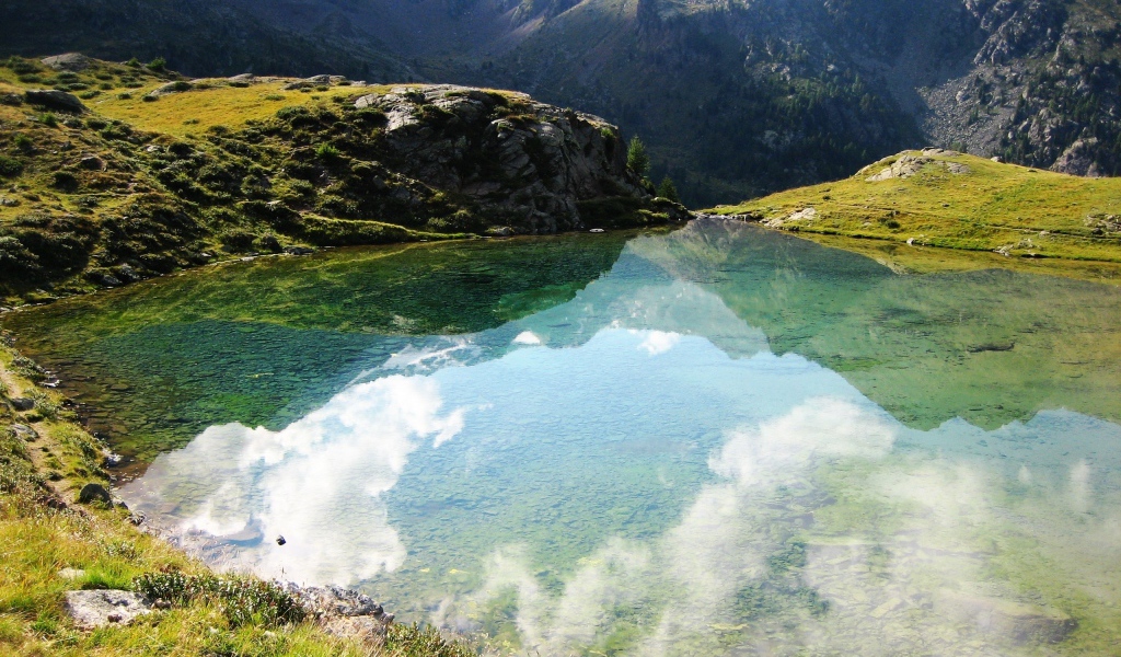 Маленькое озеро в горах