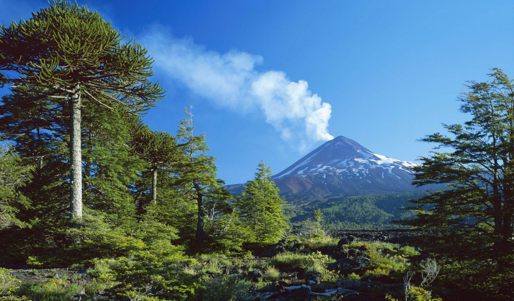 Дымящий вулкан