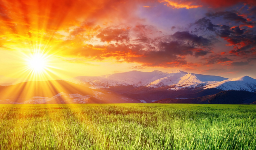 Заснеженные горы на горизонте