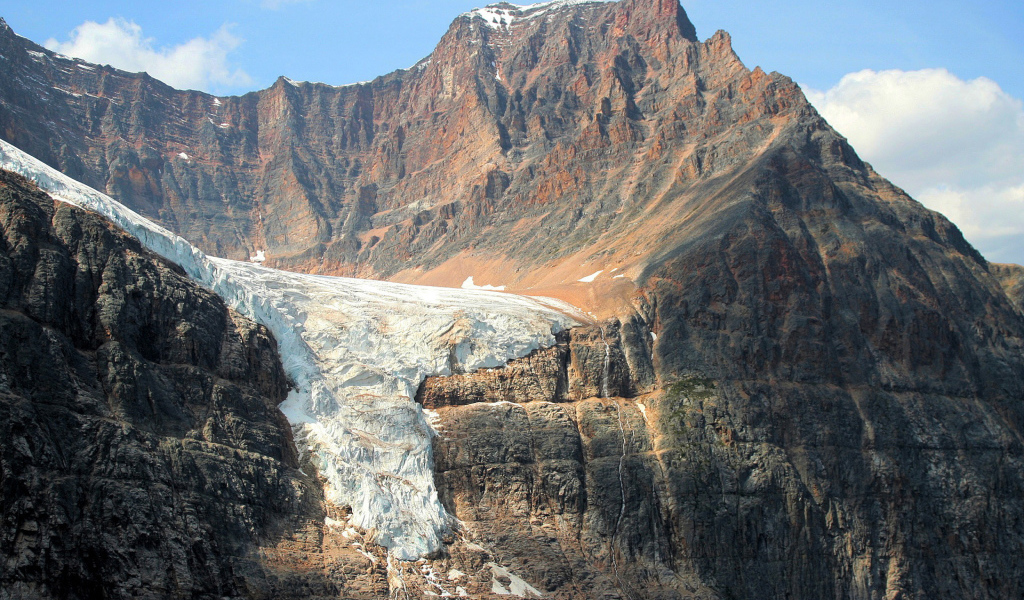 Снег в горах