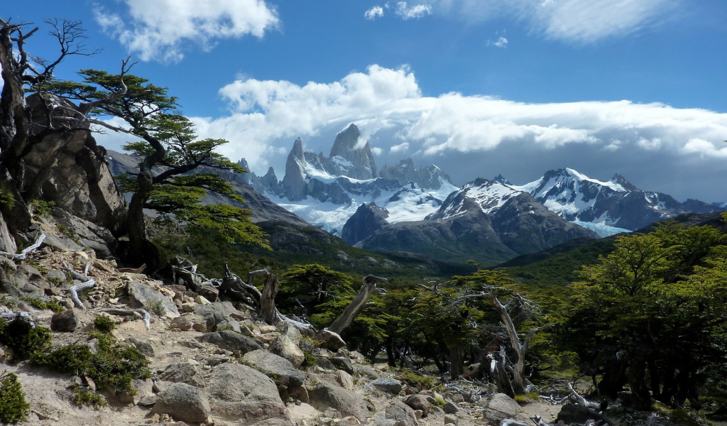 Снежные вершины под облаками