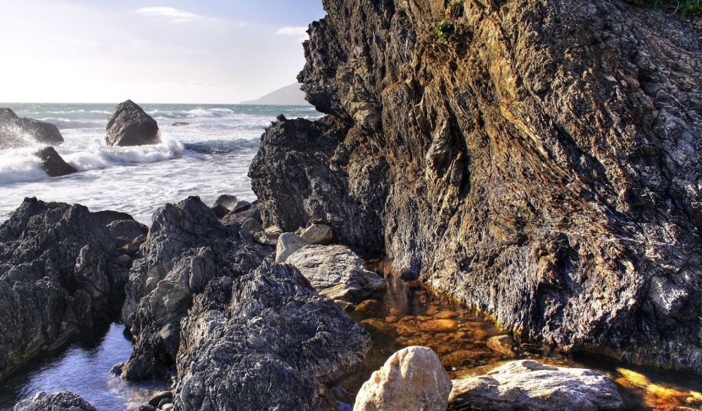 Береговые скалы