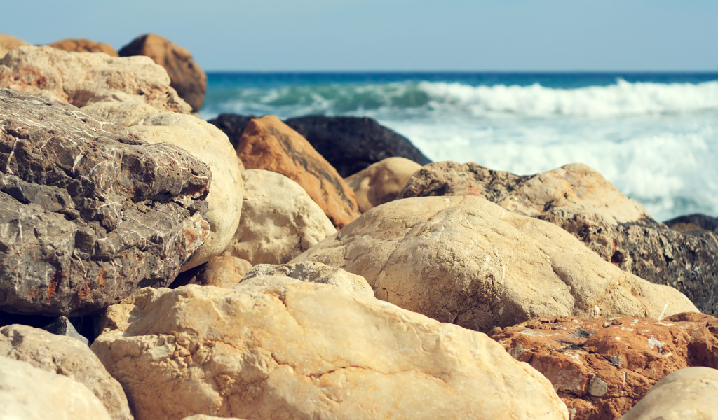 Прибрежные камни
