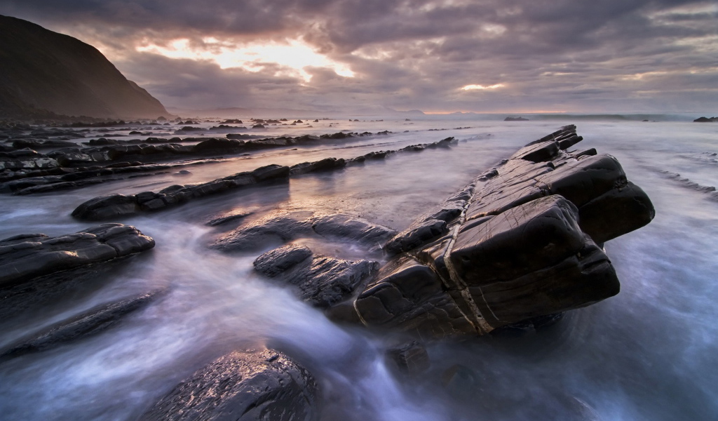 Прибрежные камни