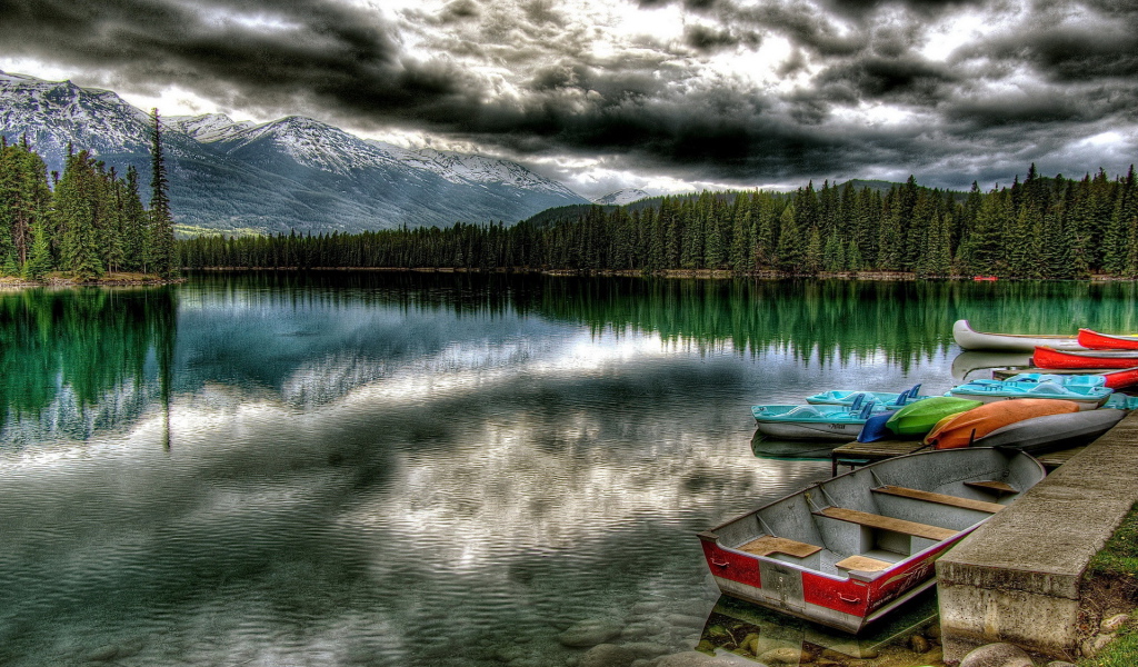 Лесное озеро и горы