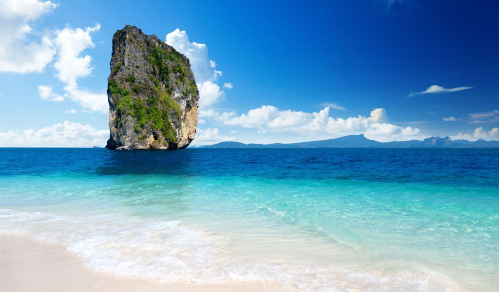 Огромный камень в море