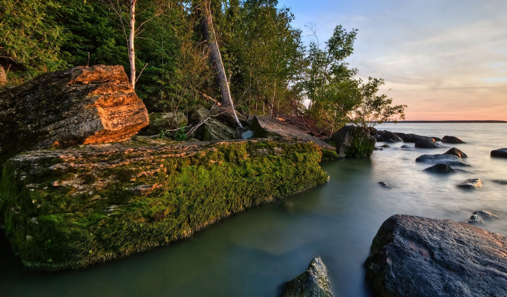 Озеро, лес, камни