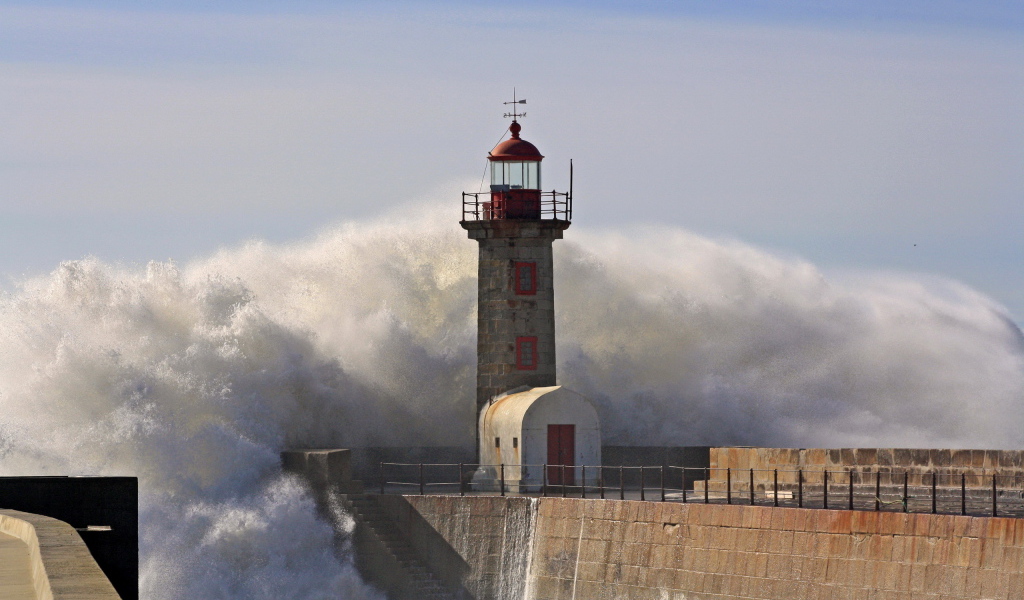 Маяк и волны