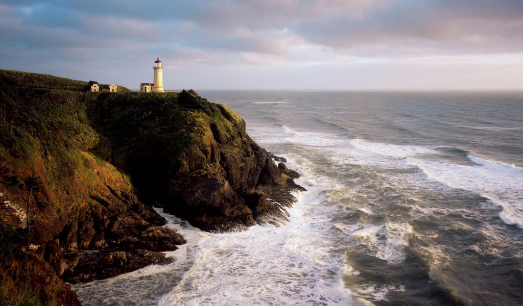 Маяк на берегу