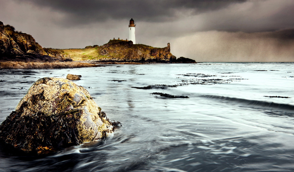 Маяк на берегу