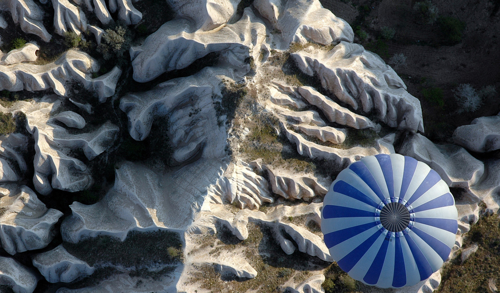 Горы и воздушный шар