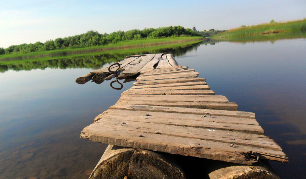 Плот на озере