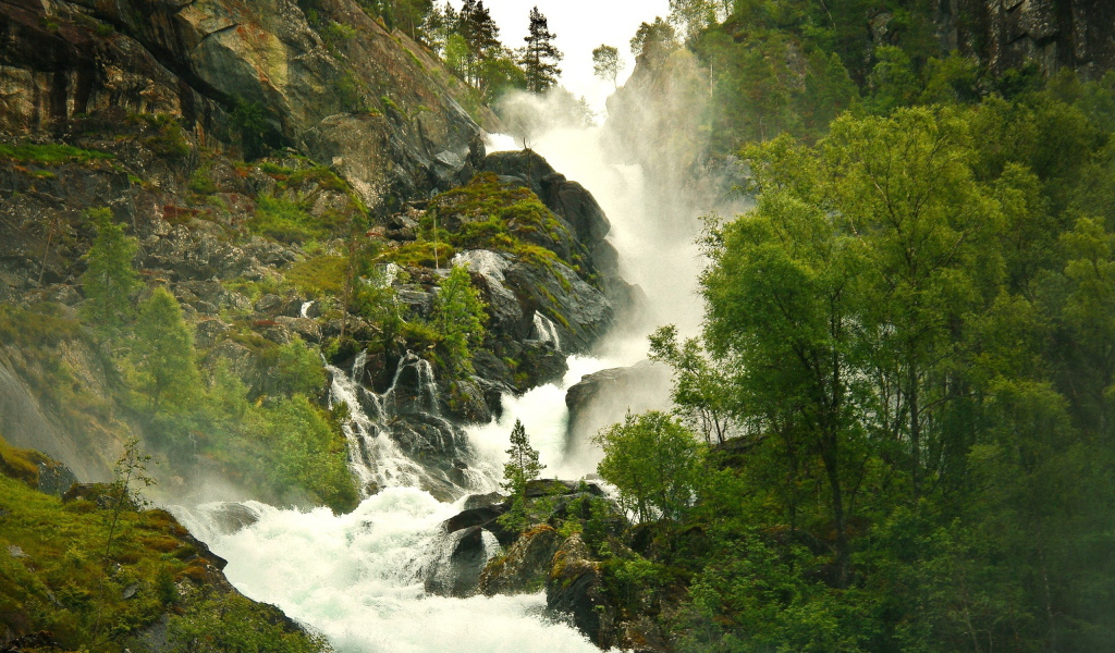 Стремительная горная речка