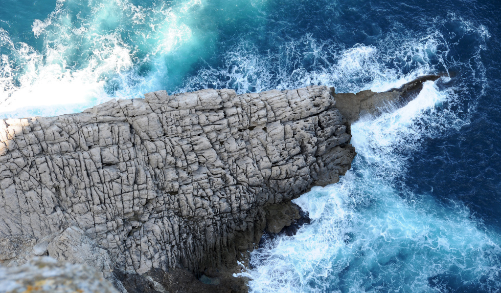 Скалы и волны