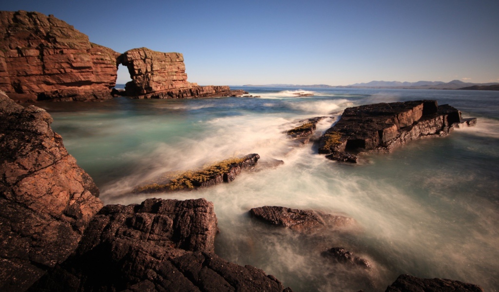 Скалы около берега