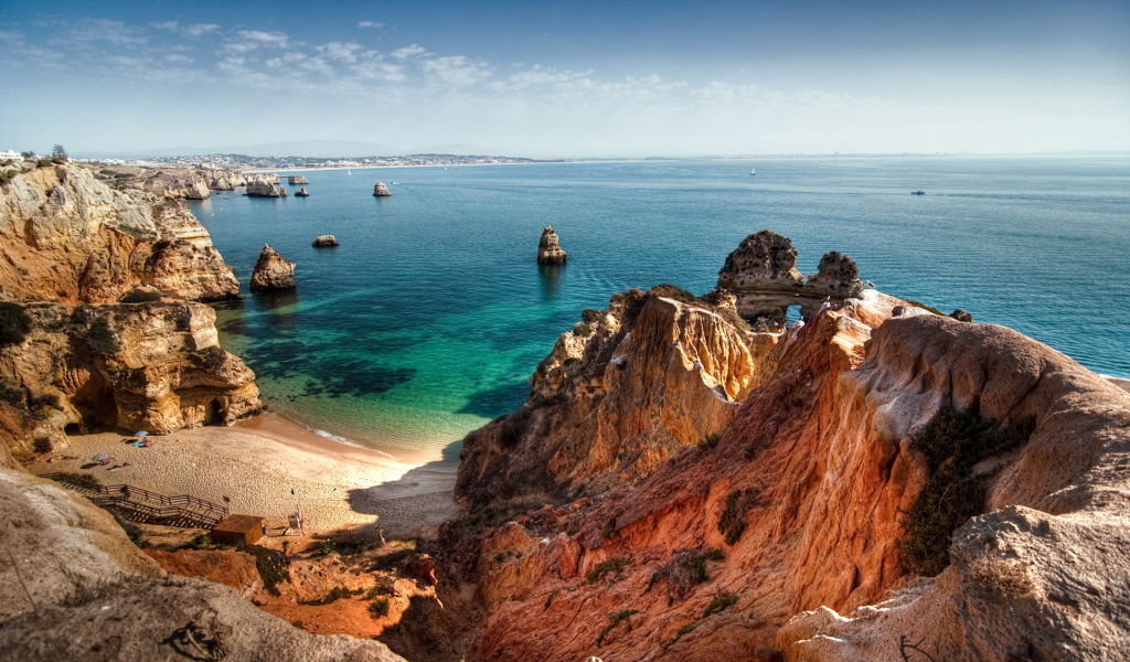 Скалы на побережье