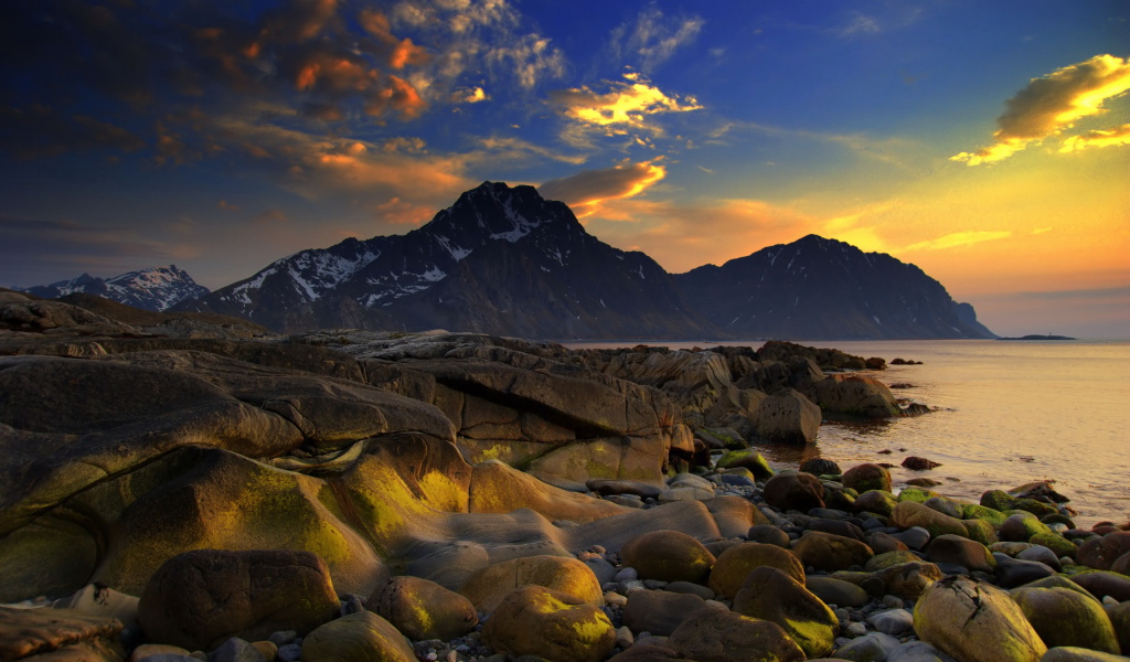 Скалы на берегу