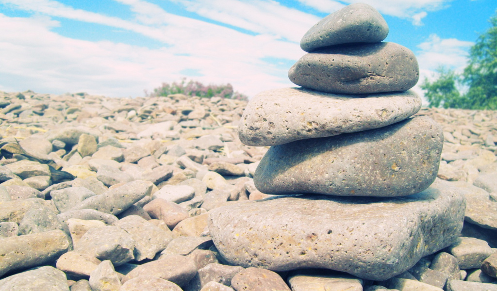 Камни на берегу