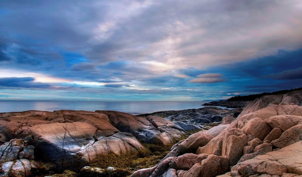 Каменистое побережье