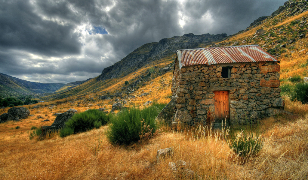 Каменный сарай на склоне