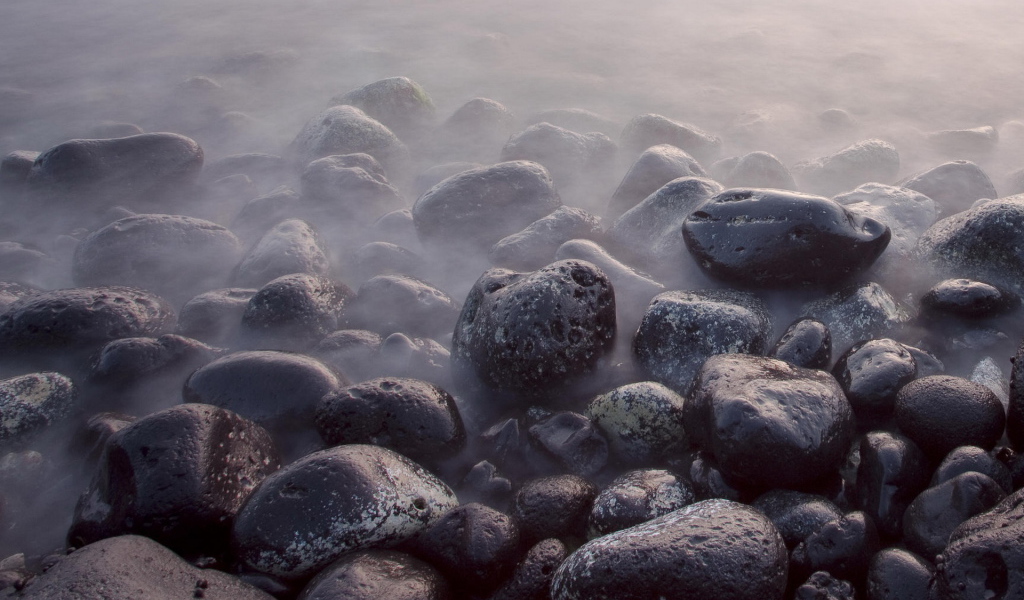 Камни в дымке