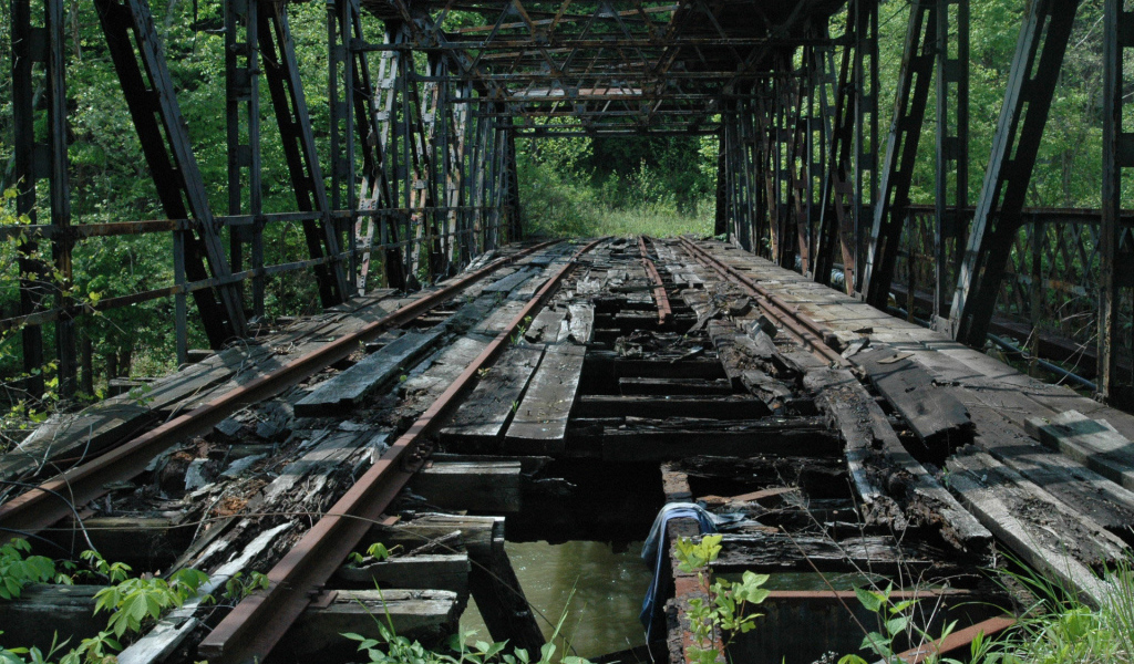 Разрушенная железная дорога
