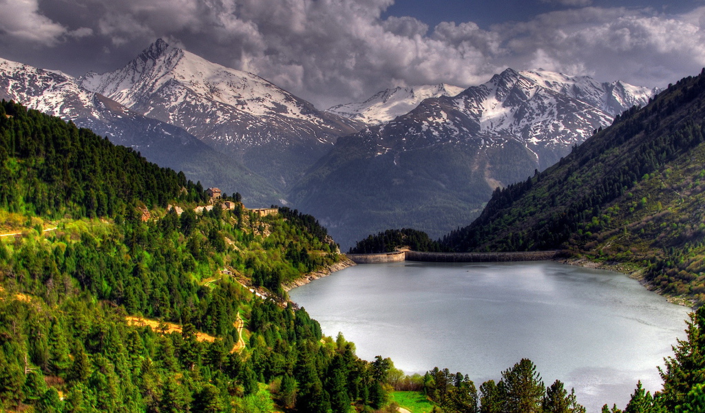 Плотина на горном озере