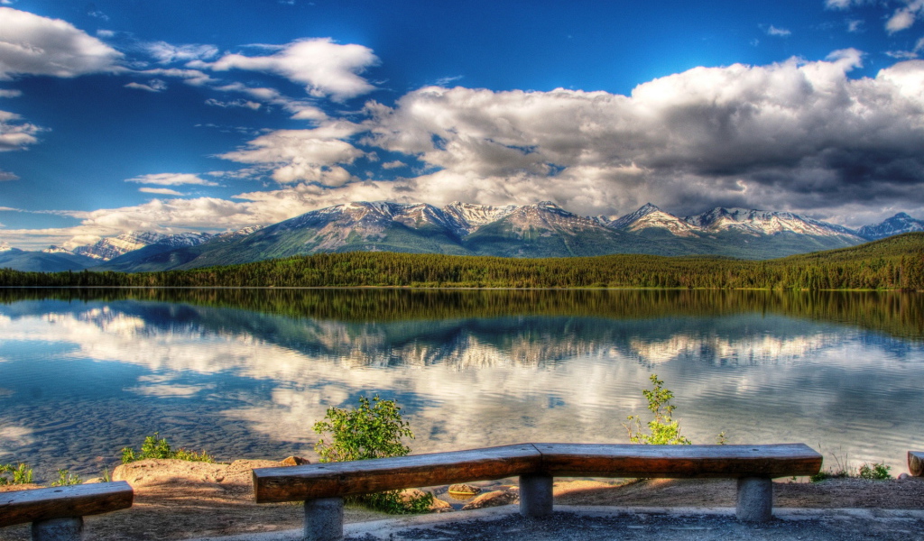 Озеро и горы