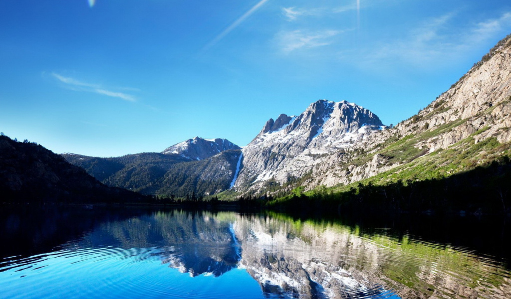 Озеро среди гор