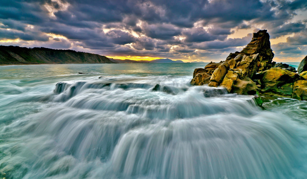 Вдоль берега