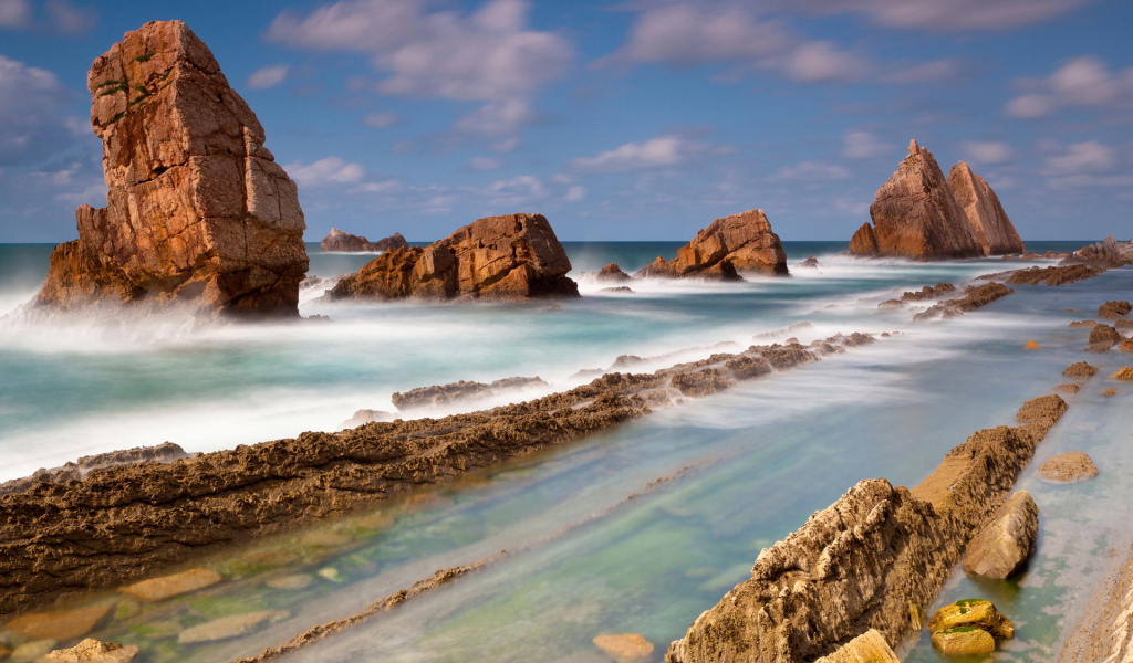 Камни около берега