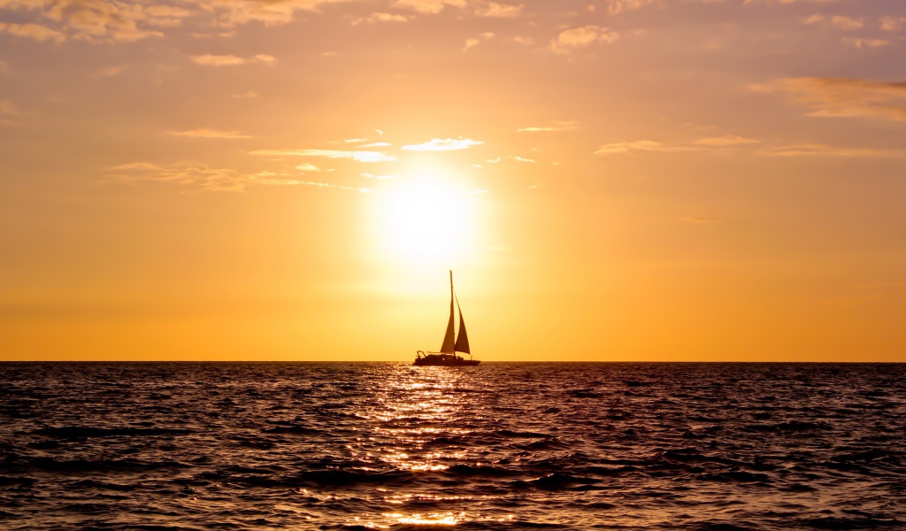 Парусник на закате