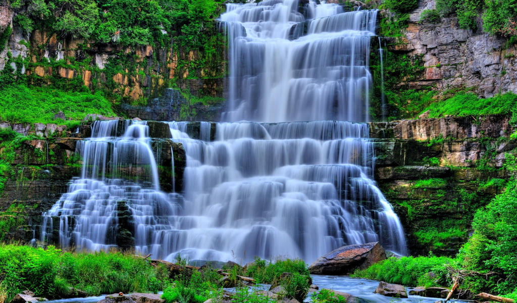 Красивый водопад