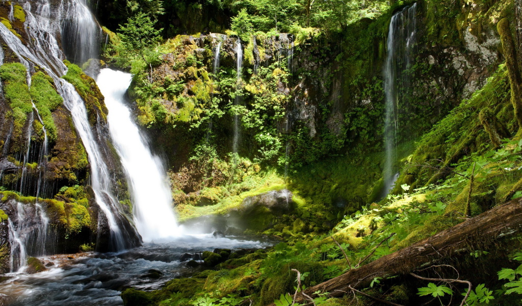 Водопад среди камней