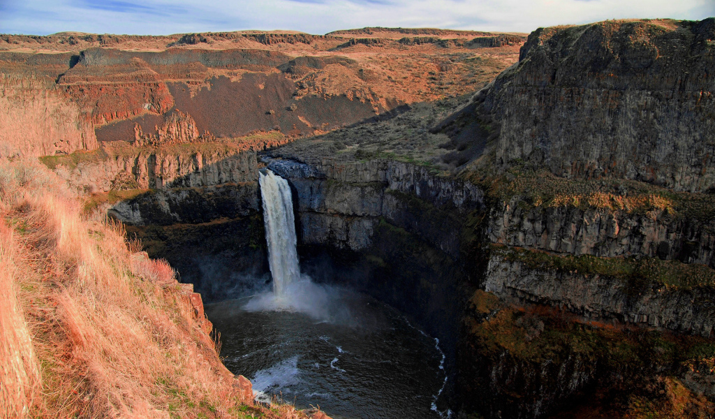 Водопад в каньоне