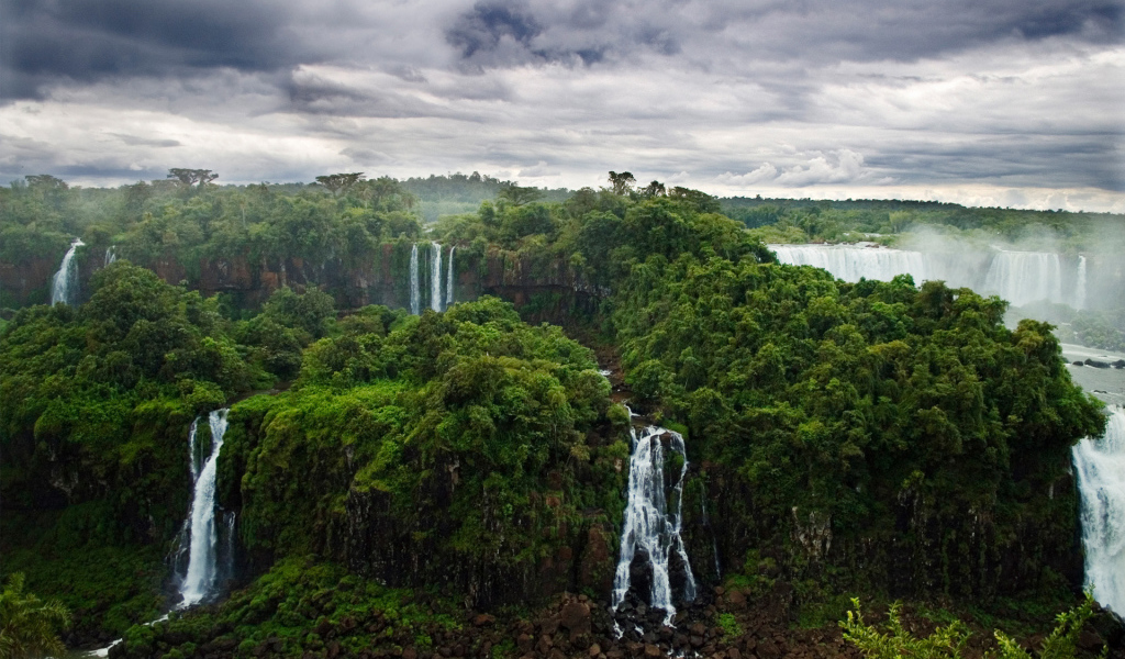 Водопады в джунглях