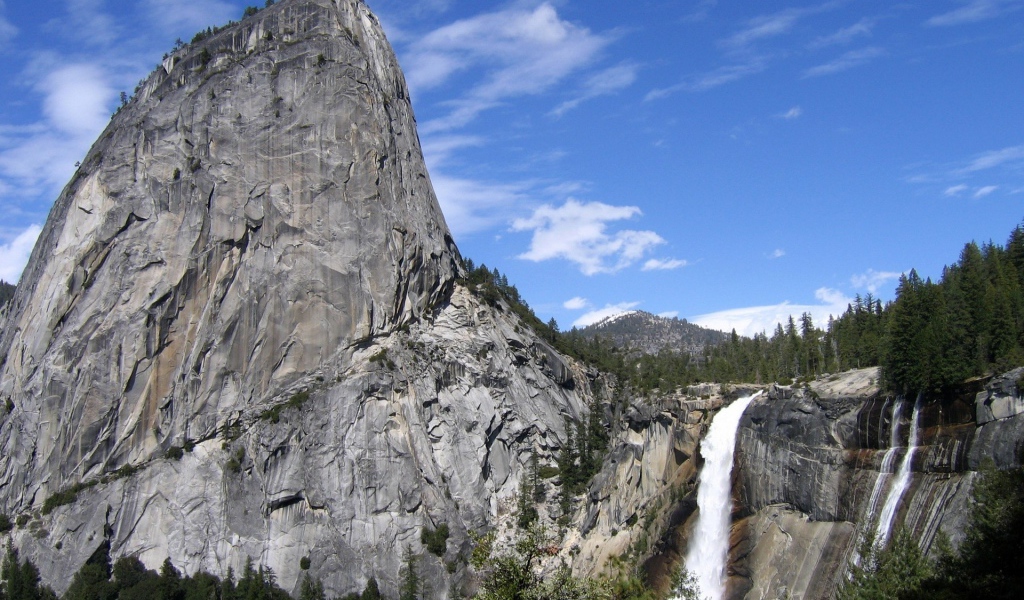 Скала и водопад
