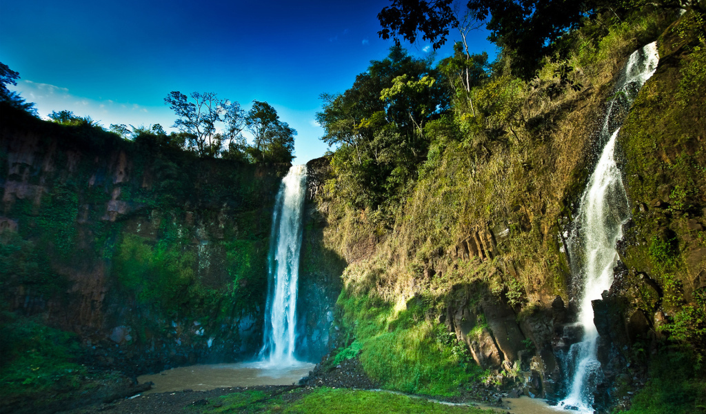 Небольшой водопад