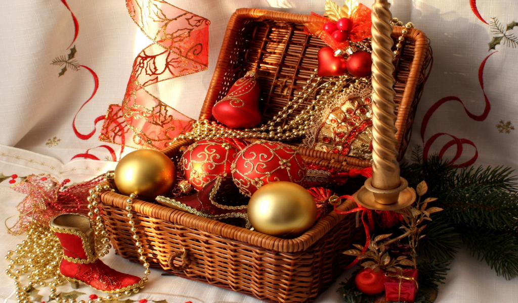 Корзинка с игрушками