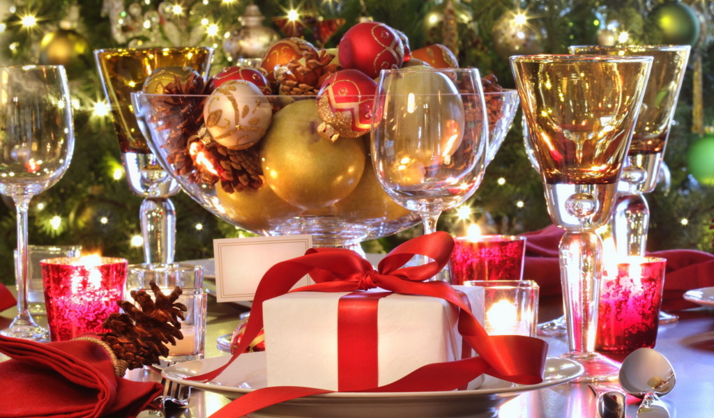 Новогодний стол с игрушками